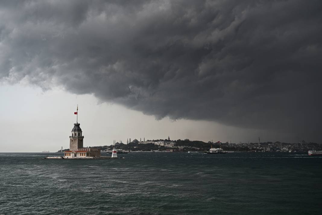 İstanbul'da sağanak hayatı felç etti! Araçlar sular altında kaldı 2